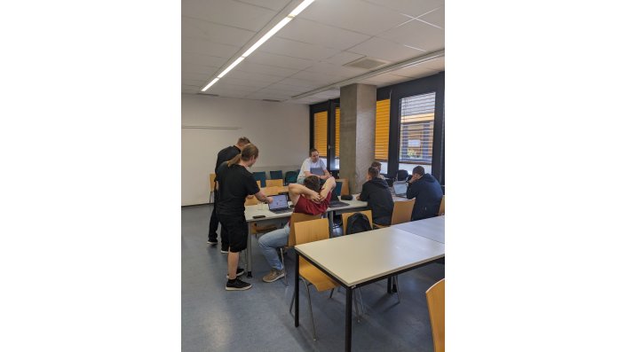 Studierende des Master Studiengangs Gebäudeautomation beim Praktikum