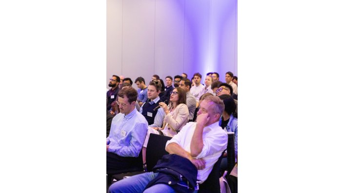 Foto Cisbat 2025, Konferenzteilnehmende im Gespräch