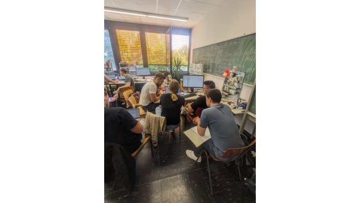 Studierende des Master Studiengangs Gebäudeautomation beim Praktikum