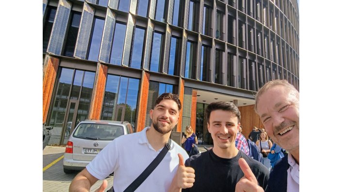 Studierende mit Prof. Müller beim Baelz Seminar 2026