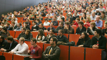 Erstsemester im Ferchauhörsaal (Bild: TH Köln)