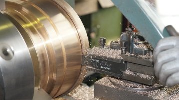 Zerspanende Bearbeitung eines Gießlings auf kundenspezifische Abmaße (Bild: Martin Luck Metallgiesserei GmbH)
