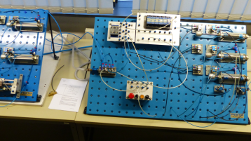 Schaltübung mit Pneumatik Elementen (Bild: Prof. Dr. Zwanzig)