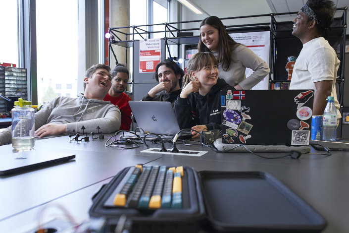 Student*innen diskutieren im moxd Lab. Student*innen diskutieren im moxd Lab.