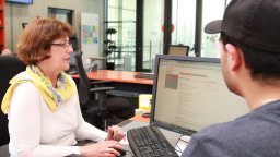 individuelle Beratung in der Bibliothek am Campus Gummersbach (Image: Andreas Schneider / TH Köln)