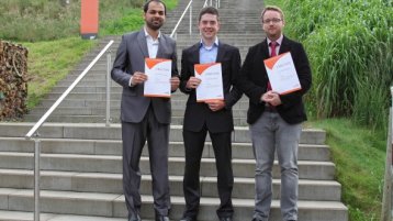 Auf dem Bild sind die Preisträger aus dem Jahr 2015 zu sehen: v.l. Syed Aley Ali Zaidi, Alexander Kremer, Sven Rosenberger (Bild: Manfred Stern / TH Köln)