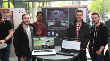Studierende des Campus Gummersbach auf der zweiten Datenbankmesse (Bild: Andreas Schneider/ TH Köln)