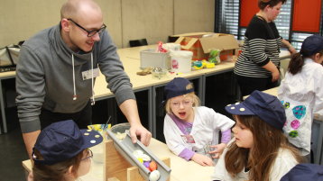 Das Experiment „Vorsicht Dammbruch!“ (Bild: Manfred Stern / TH Köln)