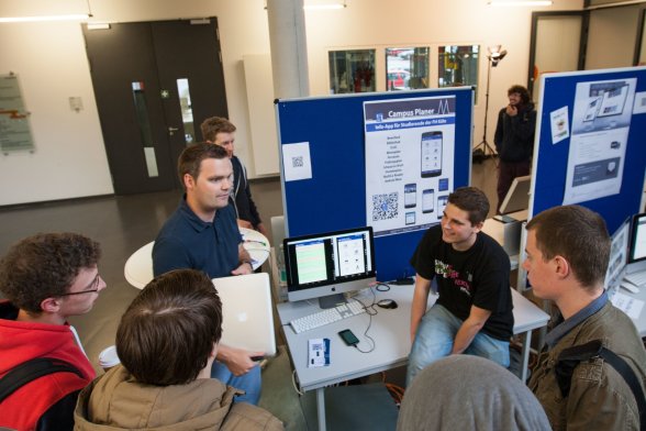 Patrick Odenwald (li.) und David Kurz (re.) beantworten Fragen zum "Campus Planer"