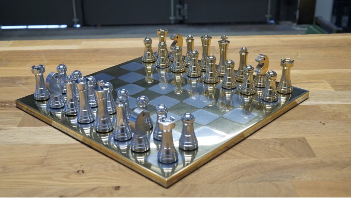 Schachspiel aus Aluminium und Messing 10 16 46