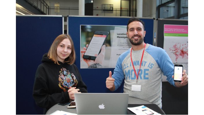 Showcase2018_Adam Méchouate und Aleksandra Shekhovtsova stellten ein Geo-Caching-System für den Campus vor