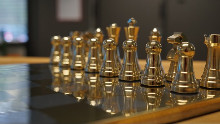 Schachspiel aus Aluminium und Messing 10 14 28