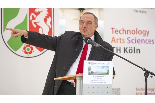 Norbert Walter-Borjans am Rednerpult – im Hintergrund das NRW-Landeswappen und das Logo der TH Köln