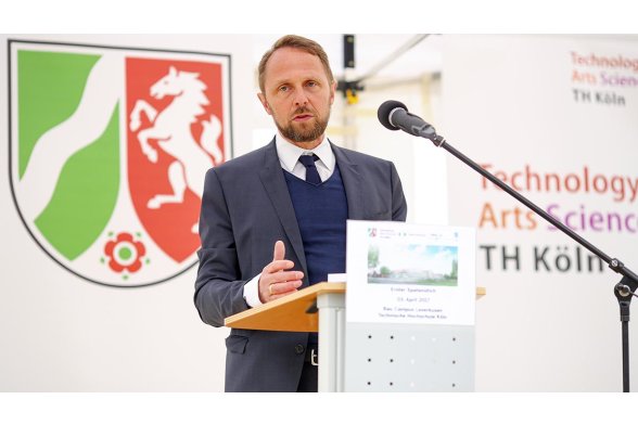 Uwe Richrath am Rednerpult – im Hintergrund das NRW-Landeswappen