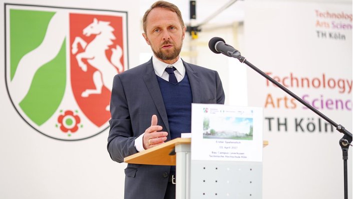 Uwe Richrath am Rednerpult – im Hintergrund das NRW-Landeswappen