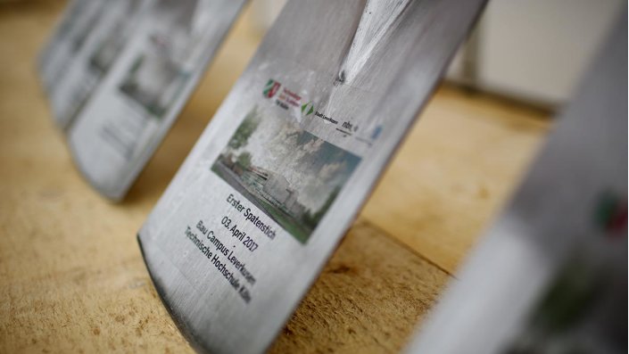 Spaten mit dem Aufdruck " Erster Spatenstich, 3. April 2017, Bau Campus Leverkusen TH Köln"