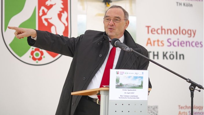 Norbert Walter-Borjans am Rednerpult – im Hintergrund das NRW-Landeswappen und das Logo der TH Köln