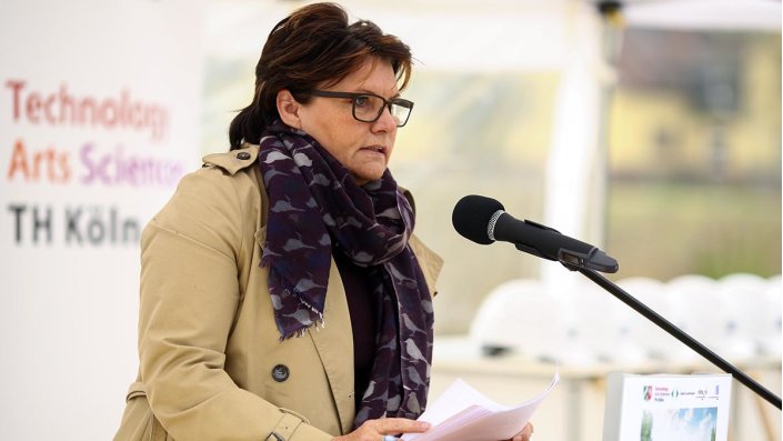Gabriele Willems am Rednerpult – im Hintergrund das Logo der TH Köln