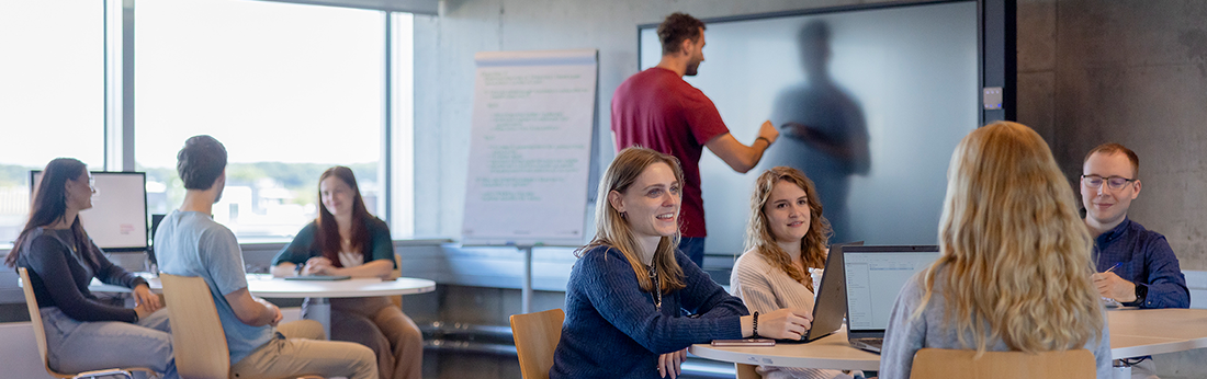 Studierende sitzen im Project Lab und tauschen sich aus. (Bild: Hanna Witte / TH Köln)