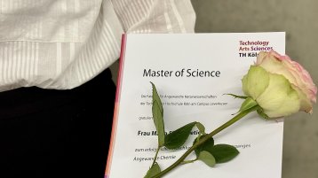 AbsolventInnenfeier Urkunde und Rose (Bild: TH Köln) AbsolventInnenfeier Urkunde und Rose (Bild: TH Köln)