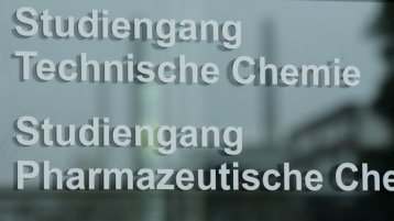 Schriftzug: Studiengang Technische und Pharmazeutische Chemie (Bild: Thilo Schmülgen/FH Köln)