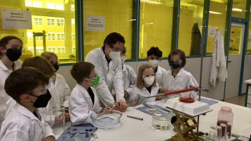 Die Membranen werden von den Kindern auf ihre Eignung für Schnelltests hin untersucht, indem ihre Saugfähigkeit in einem Teststand verglichen wird. Die Membranen werden von den Kindern auf ihre Eignung für Schnelltests hin untersucht, indem ihre Saugfähigkeit in einem Teststand verglichen wird.