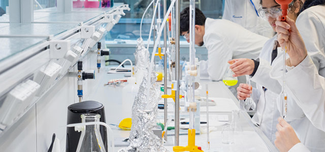 Schüler*innen titrieren auf der Laborbank. (Bild:TH Köln - Media Lab)