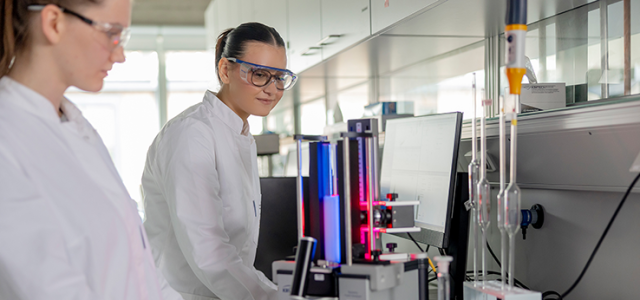 Zwei Studentinnen experimentieren im Labor. (Bild:Hanna Witte / TH Köln)