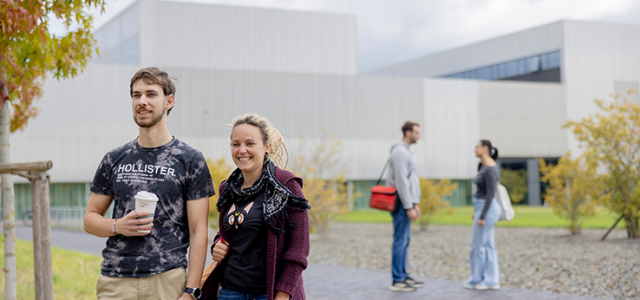 Studierende stehen vor dem Campus Leverkusen. (Bild:Hanna Witte / TH Köln)