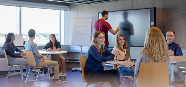 Banner_Studierende sitzen im Project Lab und tauschen sich aus. (Bild:Hanna Witte / TH Köln)