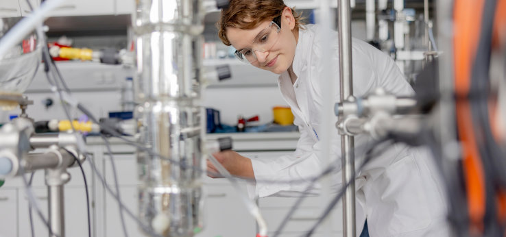 Eine junge Forscherin arbeitet im Technikum. (Bild: Hanna Witte / TH Köln)