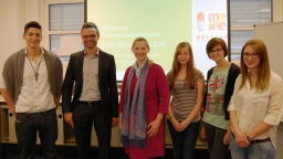 Einige Vorlesungsteilnehmer, Referent Michael Meinhardt und Prof. Dr. Yvonne-Beatrice Böhler Einige Vorlesungsteilnehmer, Referent Michael Meinhardt und Prof. Dr. Yvonne-Beatrice Böhler