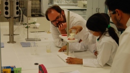 Prof. Stéphan Barbe filtriert mit den kleinen Gaststudenten Quark und Molke Prof. Stéphan Barbe filtriert mit den kleinen Gaststudenten Quark und Molke