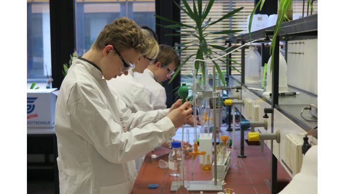 19 Schüler*innen aus ganz Nordrhein-Westfalen waren im Rahmen der ChemieOlympiade an der TH Köln zu Gast. 
