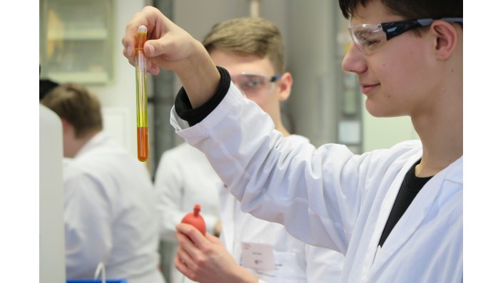 Ein Schüler pipettiert mit Pasteurpipette.