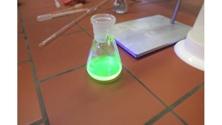 Glaskolben mit Endprodukt Fluoreszein.