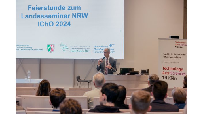 Zur Feierstunde am letzten Seminartag begrüßte Studiendekan Prof. Dr. Dirk Burdinski die Schüler*innen und Gäste am Campus Leverkusen.