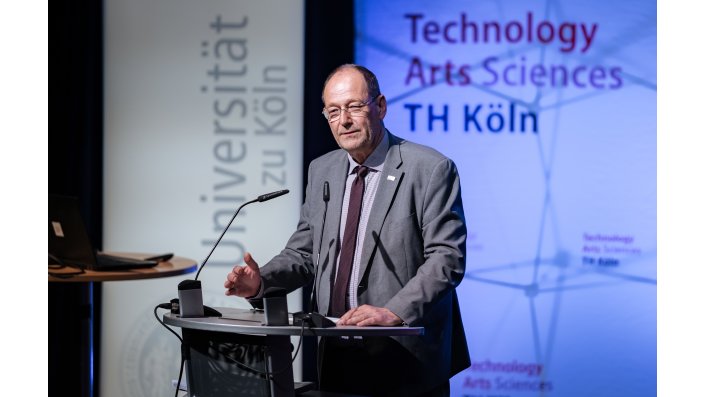 Prof. Dr. Stefan Herzig, Präsident der TH Köln sprach ein Grußwort.