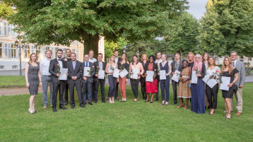 Absolventenfeier 2018 der Fakultät für Angewandte Naturwissenschaften auf Schloss Morsbroich in Leverkusen (Bild: Stephan Fengler) Absolventenfeier 2018 der Fakultät für Angewandte Naturwissenschaften auf Schloss Morsbroich in Leverkusen (Bild: Stephan Fengler)
