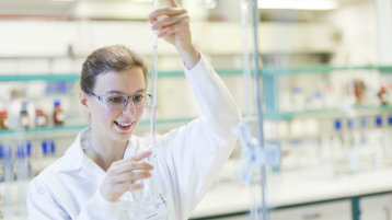 Inken Roth, Studentin der Pharmazeutischen Chemie im Labor (Bild: Thilo Schmülgen/TH Köln)