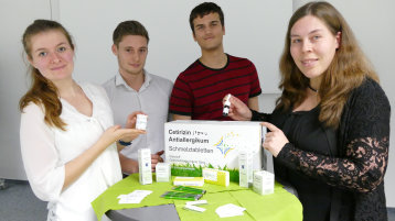 v.li.n.re. Nora Winter, Janis Nießen, Rafael Rosner, Linnéa Felder, Studierende der Pharmazeutischen Chemie (Bild: Viola Gräfenstein/TH Köln) v.li.n.re. Nora Winter, Janis Nießen, Rafael Rosner, Linnéa Felder, Studierende der Pharmazeutischen Chemie (Bild: Viola Gräfenstein/TH Köln)