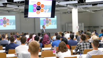 Prof. Dr. Matthias Hochgürtel bei der Begrüßung der Erstsemesterstudierenden (Bild: Viola Gräfenstein/TH Köln)