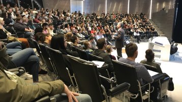 Begrüßung der Erstsemesterstudierenden der Studiengänge Pharmazeutische und Technische Chemie am Campus Leverkusen (Bild: Emily Kobs/TH Köln)