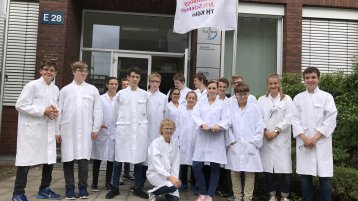 Schülerinnen und Schüler des MINT-Sommerferiencamps auf dem Campus Leverkusen (Bild: Viola Gräfenstein/TH Köln)