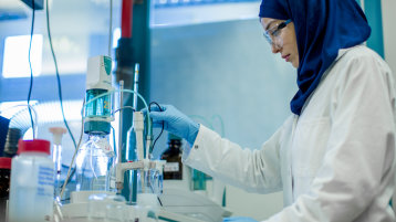Mina Bourakna, Studentin der Pharmazeutischen Chemie, im Labor der TH Köln am Campus Leverkusen (Bild: Thilo Schmülgen/TH Köln)