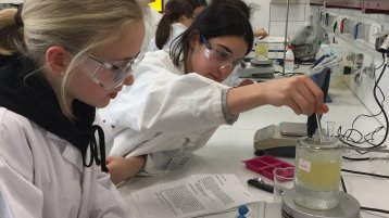 Schülerinnen stellen Seife im Schülerlabor Chemie her (Bild: Emily Kobs/TH Köln)