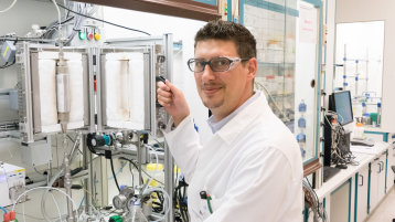 Jonas Vosberg, Doktorand an der Fakultät für Angewandte Naturwissenschaften (Bild: Viola Gräfenstein/TH Köln) Jonas Vosberg, Doktorand an der Fakultät für Angewandte Naturwissenschaften (Bild: Viola Gräfenstein/TH Köln)