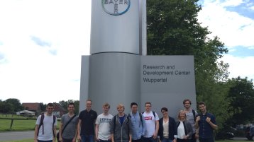 Studierende mit dem Schwerpunkt Bio-Pharmazeutische Chemie besuchen die Bayer Pharma AG in Wuppertal (Bild: Verena Höfer/Universität Duisburg-Essen)
