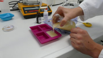 flüssige Seife im Labor hergestellt (Bild: Viola Gräfenstein/TH Köln)