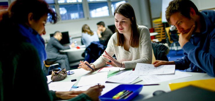 diskutierende Studierende am Campus Leverkusen TH Köln (Image: Thilo Schmülgen/TH Köln)